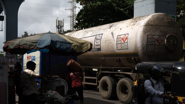 Заправочные станции — это место, где потребители впервые сталкиваются с энергетическим кризисом