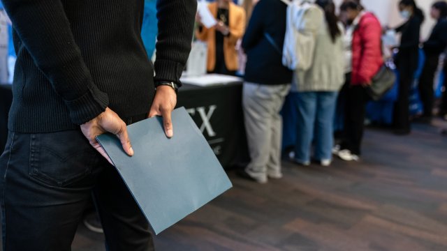 Заявки на пособие по безработице в США снизились на прошлой неделе