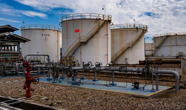 МЭА обнародует рекордные 400 миллионов баррелей запасов нефти