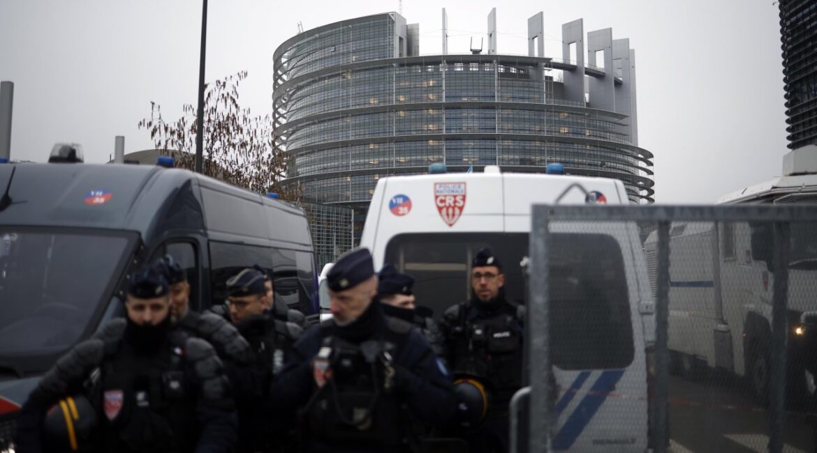 Мужчина пытался взорвать самодельную бомбу возле отделения американского банка в Париже