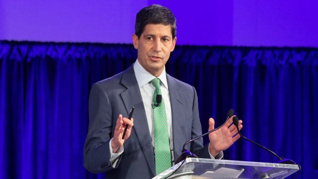 Том Тиллис продолжает блокировать кандидатуру Кевина Уорша на пост председателя ФРС