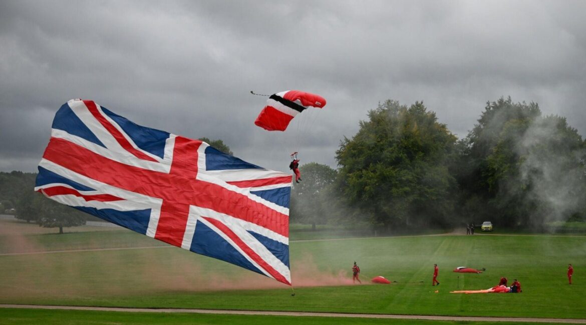 Британская армия настолько мала, что может «взять только небольшой город в хороший день».