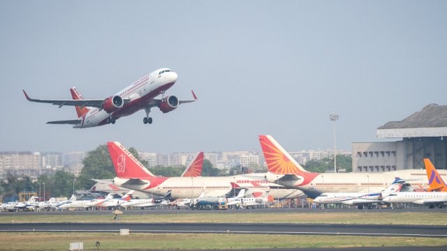 Рост цен на топливо из-за войны в Иране заставляет авиакомпании поднимать цены на билеты