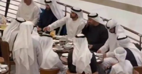 Наследный принц Дубая пьет кофе в торговом центре, пока дроны летят в сторону его страны ВИДЕО