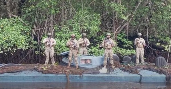 В заповеднике Эквадора обнаружили 35-метровую подводную лодку-наркотик