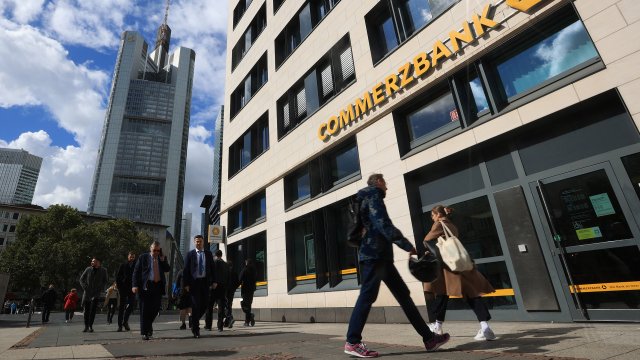 Глава Commerzbank пообещал увеличить прибыль, чтобы отразить предложение UniCredit