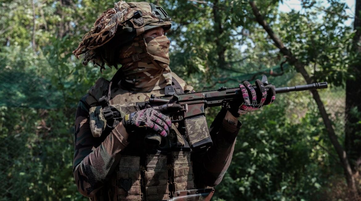 Российские командиры продают на черном рынке современное оружие, солдаты с автоматами 70-х годов