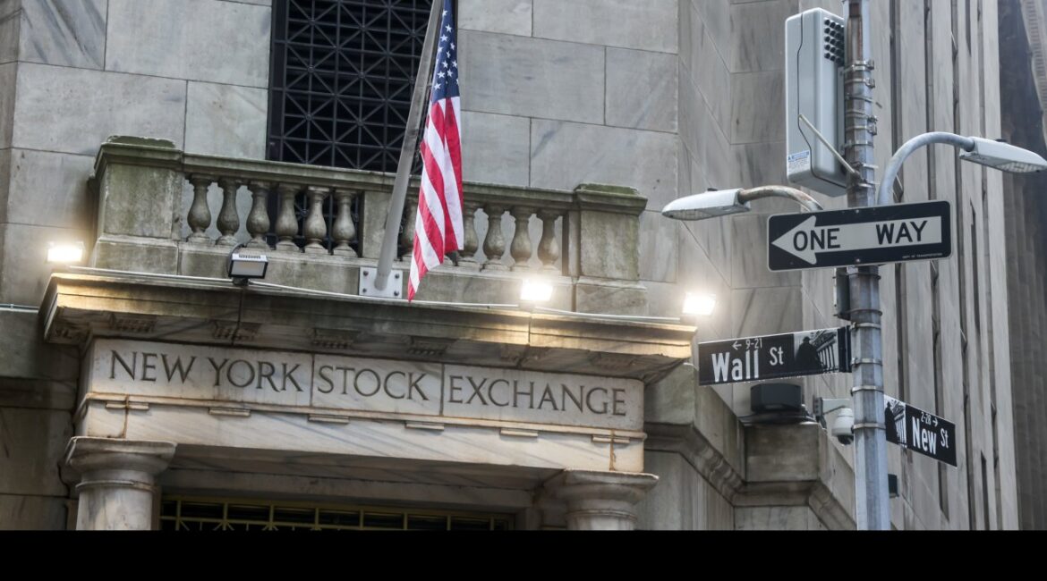 S&P 500 падает пятую неделю подряд*