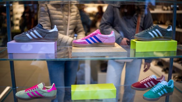 Прогноз прибыли Adidas омрачен тарифами и колебаниями валютных курсов