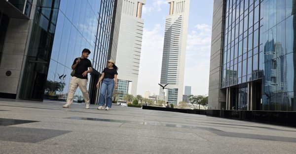 Застрявшие на Ближнем Востоке иностранцы платят тысячи долларов, чтобы сбежать через пустыню