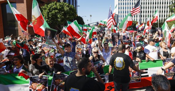 В кадре: Одни демонстранты в США ликуют, другие возмущаются