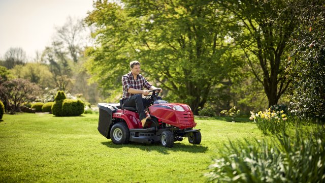 Растет интерес к косилкам-тракторам для ухода за большими зелеными насаждениями.