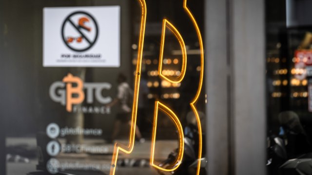 Цена биткойнов достигла двухнедельного минимума, но не поддалась плохому настроению