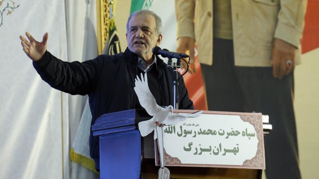 Президент Ирана отклонил требование США о капитуляции и извинился перед соседями