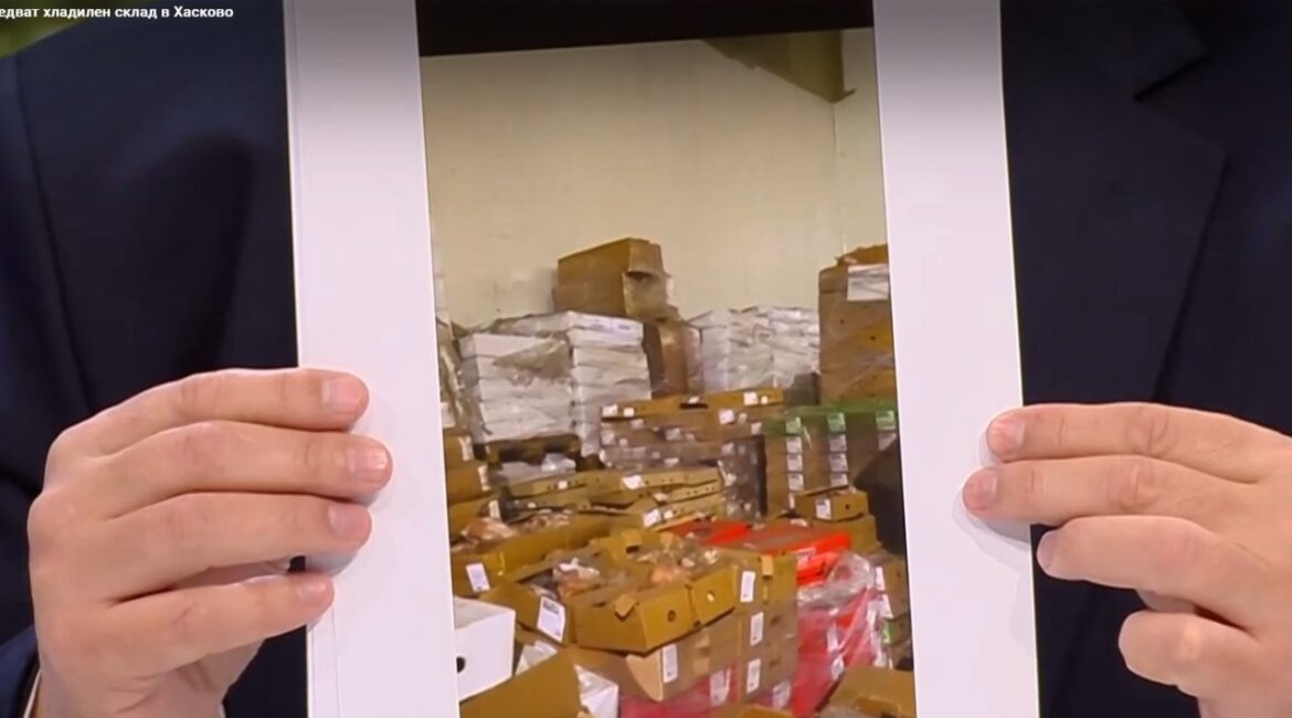 Они исследуют склад в Хасково, полный тонн продуктов питания непонятного происхождения и с истекшим сроком годности.