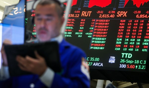 Акции колеблются на фоне падения нефти и доллара