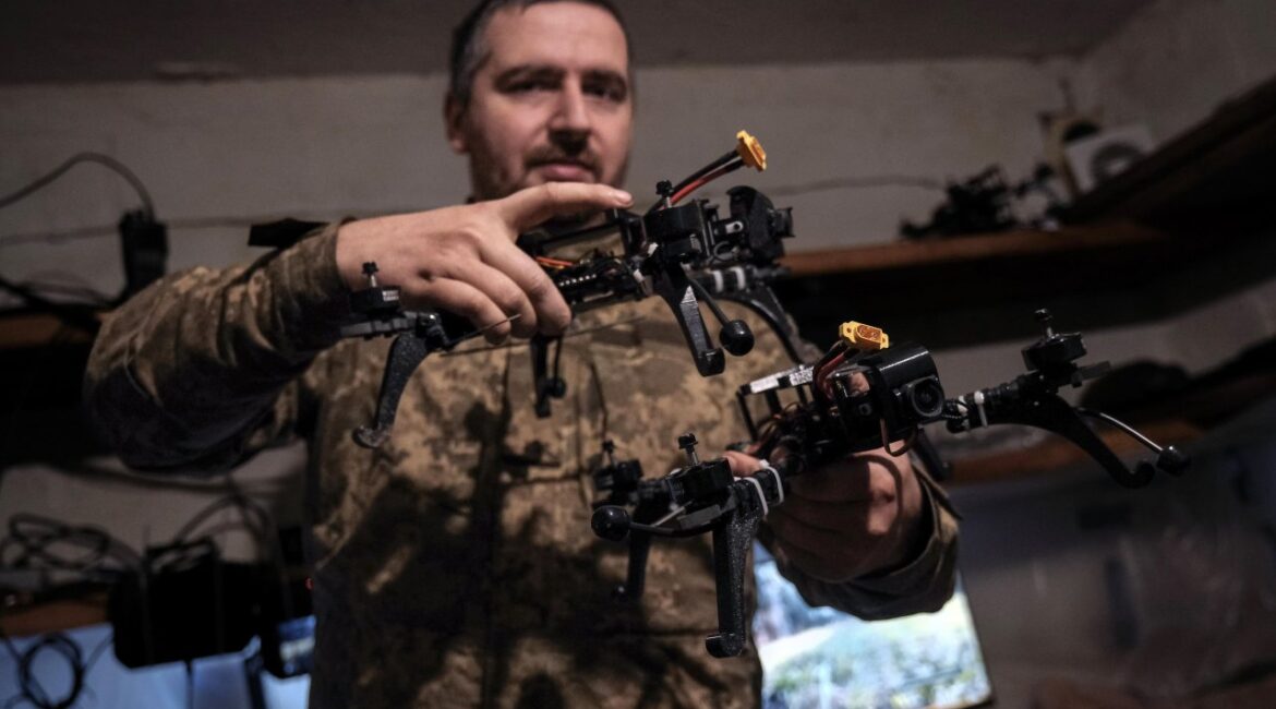 Недорогой украинский трюк со стрельбой с дронов, ставший глобальным