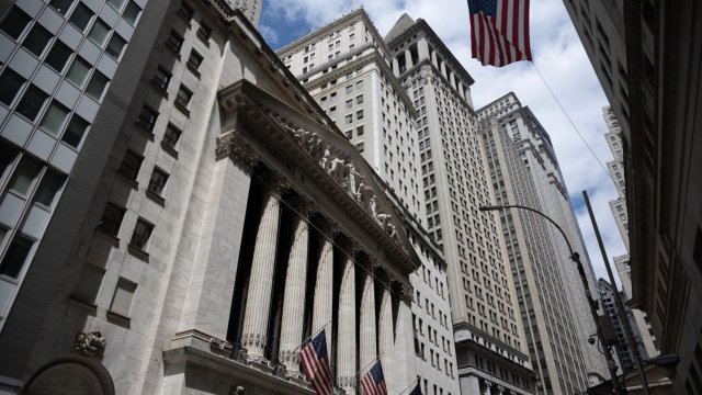 Индексы Dow Jones и Nasdaq закрылись на грани коррекции