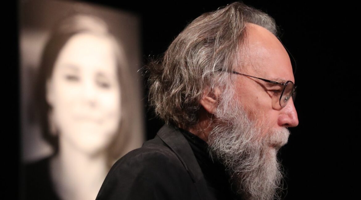 В медвежьем цикле: Дугин призывает отключить интернет на все лето в России