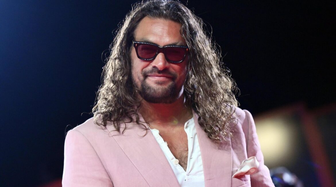 Актер Джейсон Момоа пережил бушующее наводнение на Гавайях