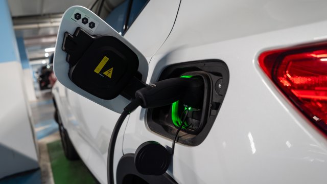 Как война в Иране повышает спрос на электромобили