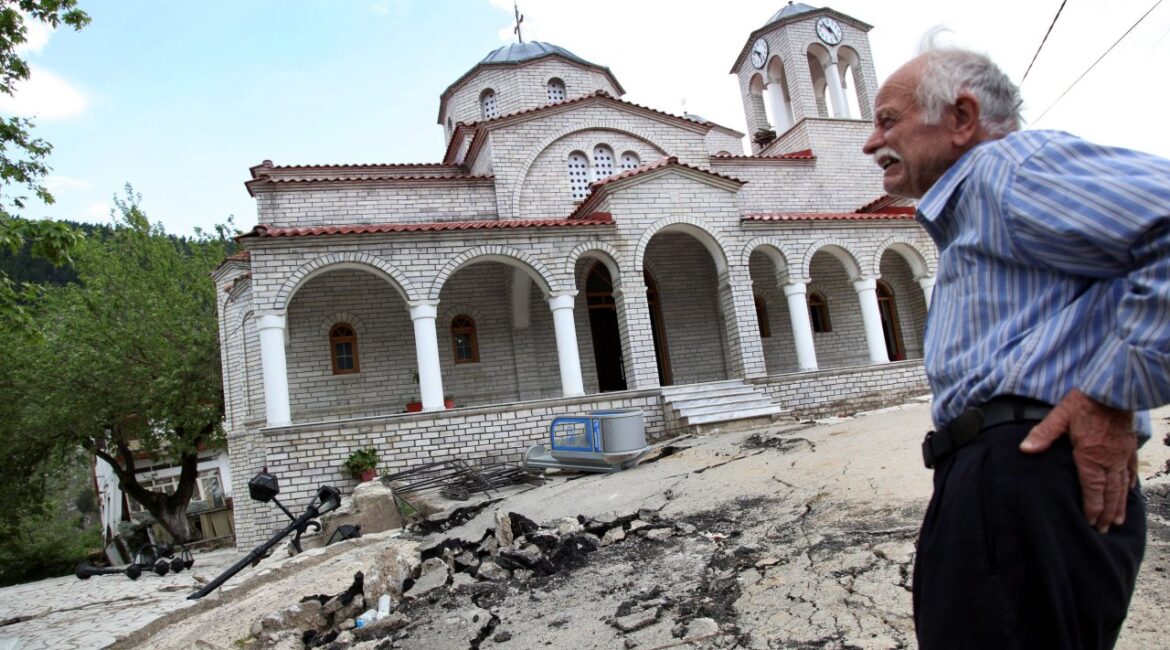 От трагедии к феномену: Падающая церковь в Греции в городе-призраке ВИДЕО