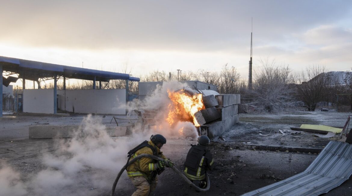 Украинская ракета поразила крупный российский нефтеперерабатывающий завод в Ярославской области.