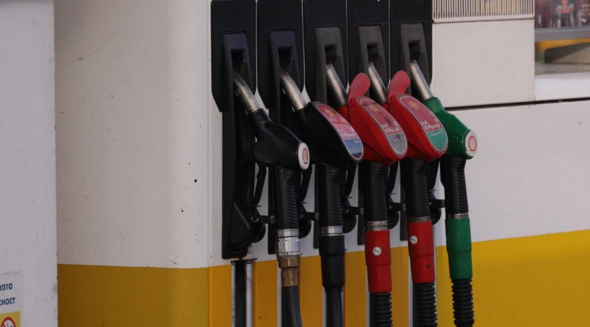 Греки массово заправляют дешевый бензин в Болгарии