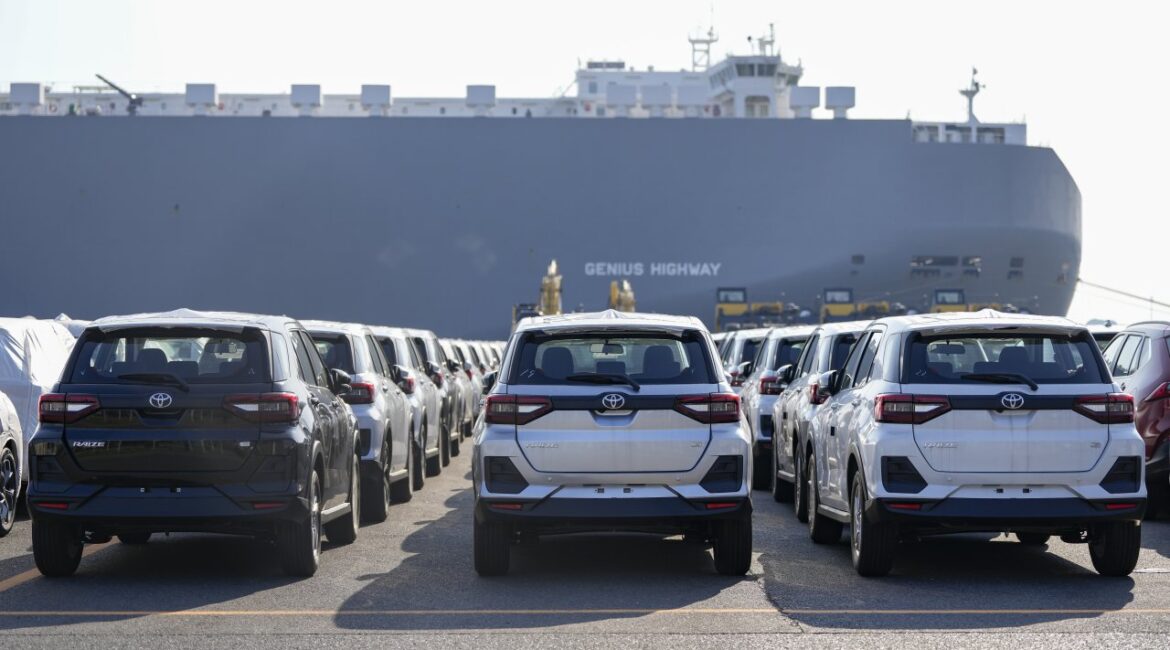 Тарифы и жесткая конкуренция нанесли ущерб продажам Toyota в феврале