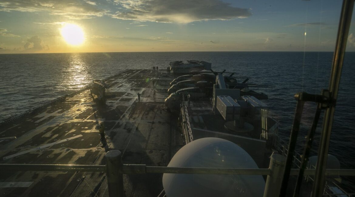 Американский десантный корабль USS Tripoli прибыл на Ближний Восток