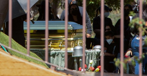 Похоронили наркобарона Эль Менчо в золотом гробу ФОТО