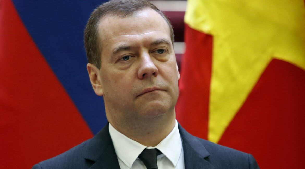 Медведев за Зеленского: Гитлер не может быть стороной переговоров