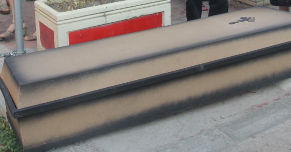 Инноватор: Мужчина перевозит наркотики в... гробу