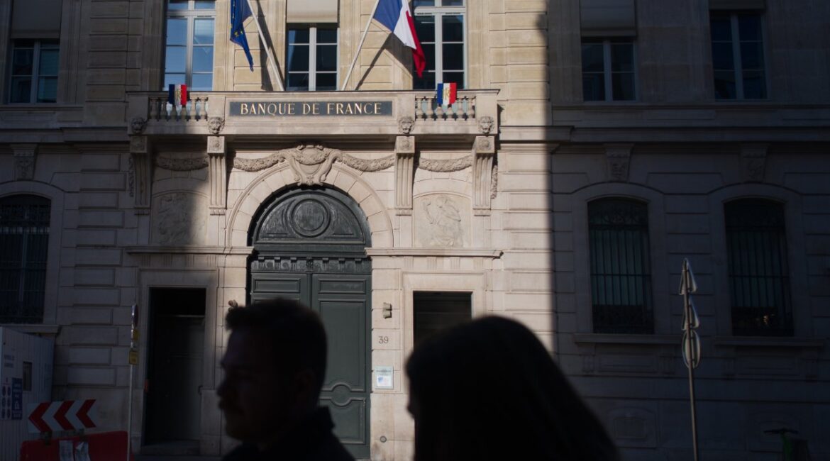 Центральный банк Франции понизил прогноз роста и ожидает более высокой инфляции