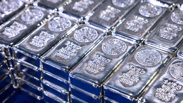 Китай выкачивает серебро с международных рынков, чтобы удовлетворить внутренний спрос