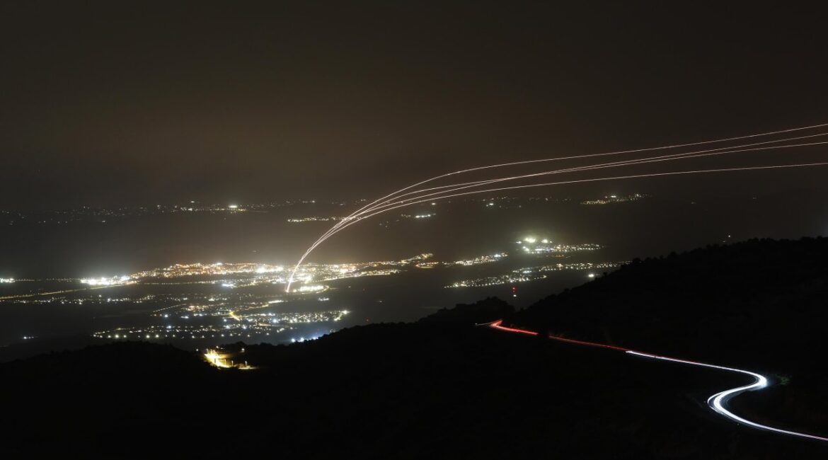 Иранские ракеты летят, у людей в Израиле есть 10 секунд, чтобы спрятаться