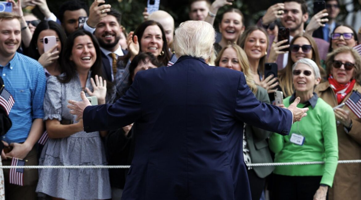 Доверие к Трампу упало до 36%, самого низкого уровня по данным Reuters/Ipsos.