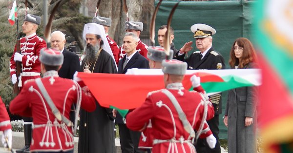 В кадре: Государственный флаг поднят у памятника Неизвестному воину.