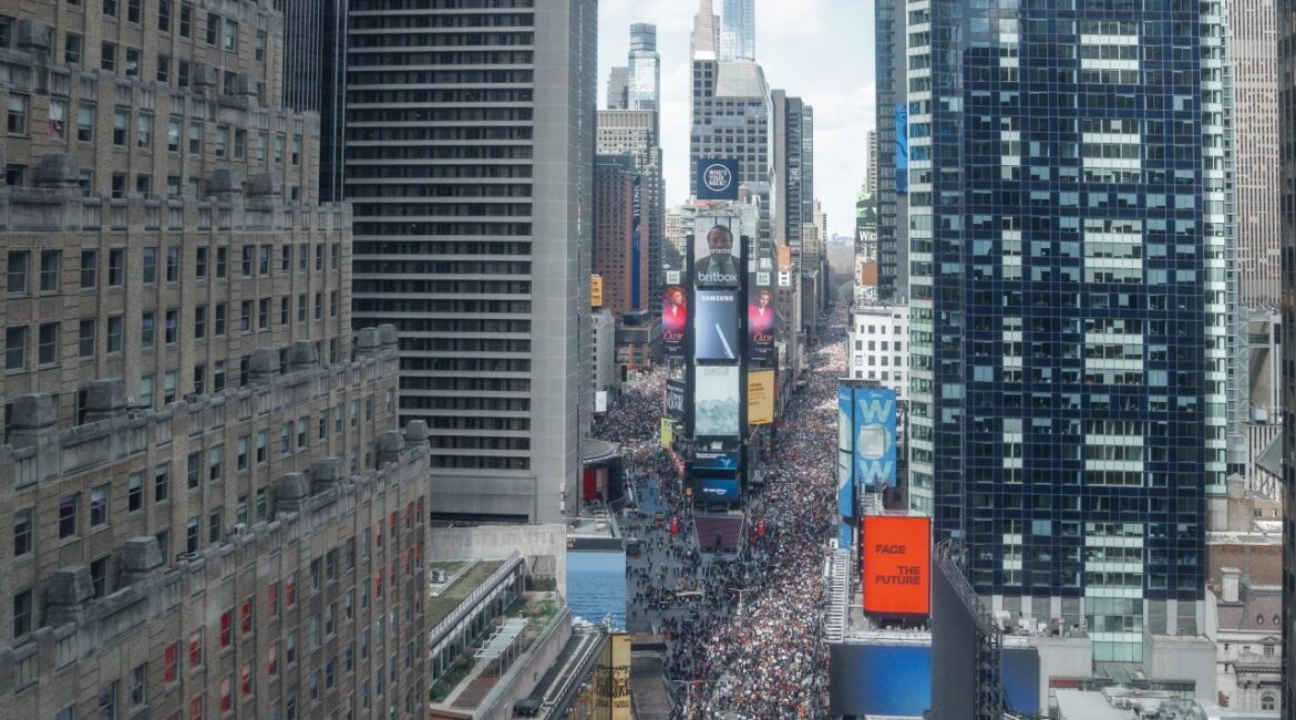 Антитрамповские протесты начались в США в день «Без королей»