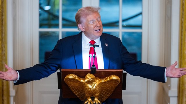 Трамп махнул пальцем банкам, чтобы они не вмешивались в его криптополитику