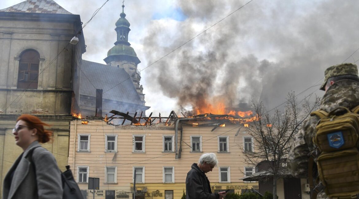 Пока дроны обстреливали столетний монастырь во Львове, украинцы молились