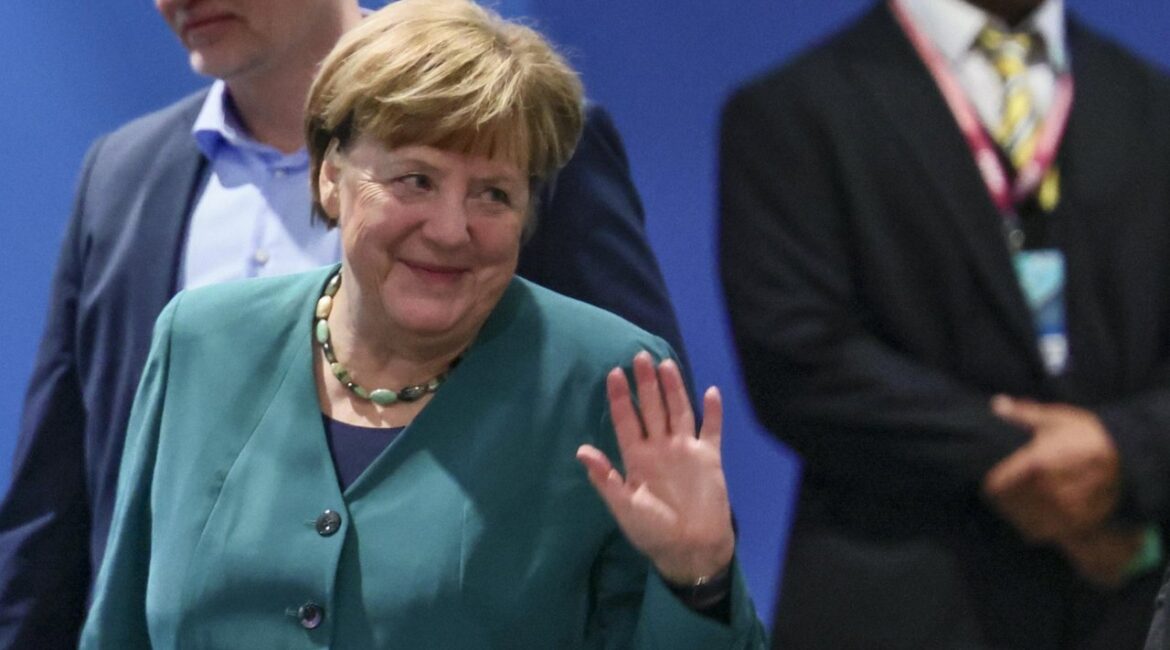 Гнев в Германии: Меркель призывает мигрантов голосовать против AzG