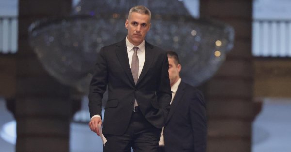 Гюров успокоил: Перебоев с поставками топлива нет, на НПЗ в Бургасе нефти достаточно