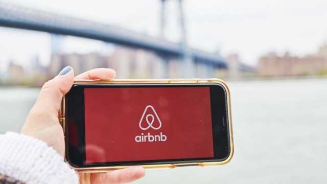 Airbnb придется выплатить в Испании штраф в размере 64 миллионов евро, хотя компания его оспаривает.