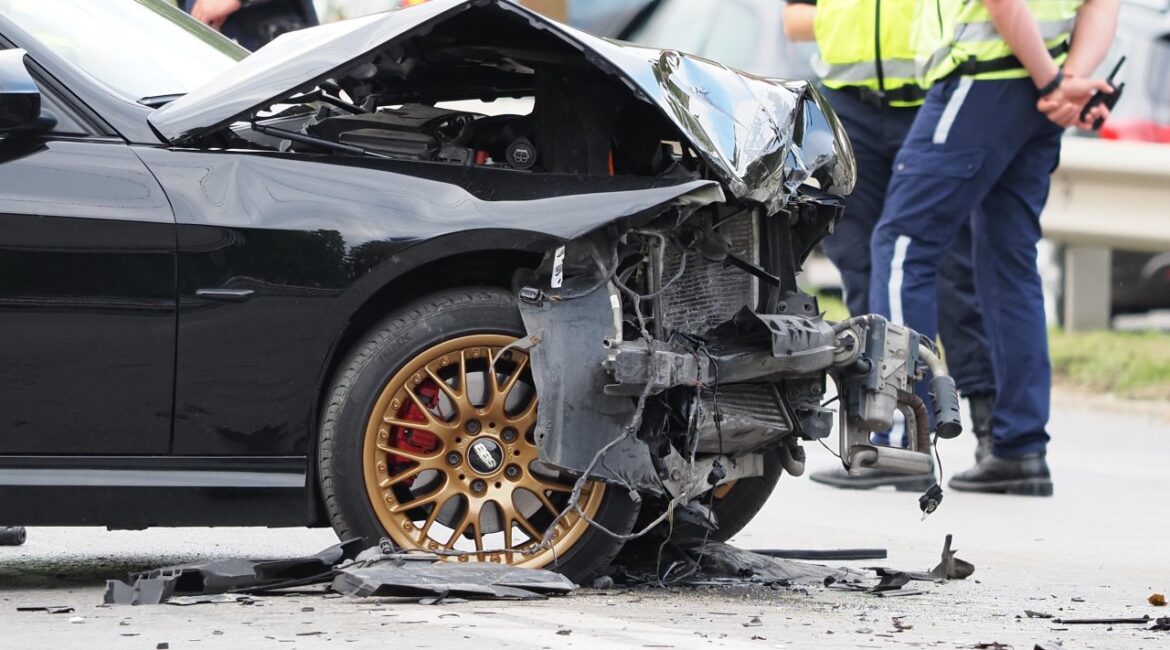 Возле Врацы столкнулись легковой и грузовой автомобиль, погиб один человек