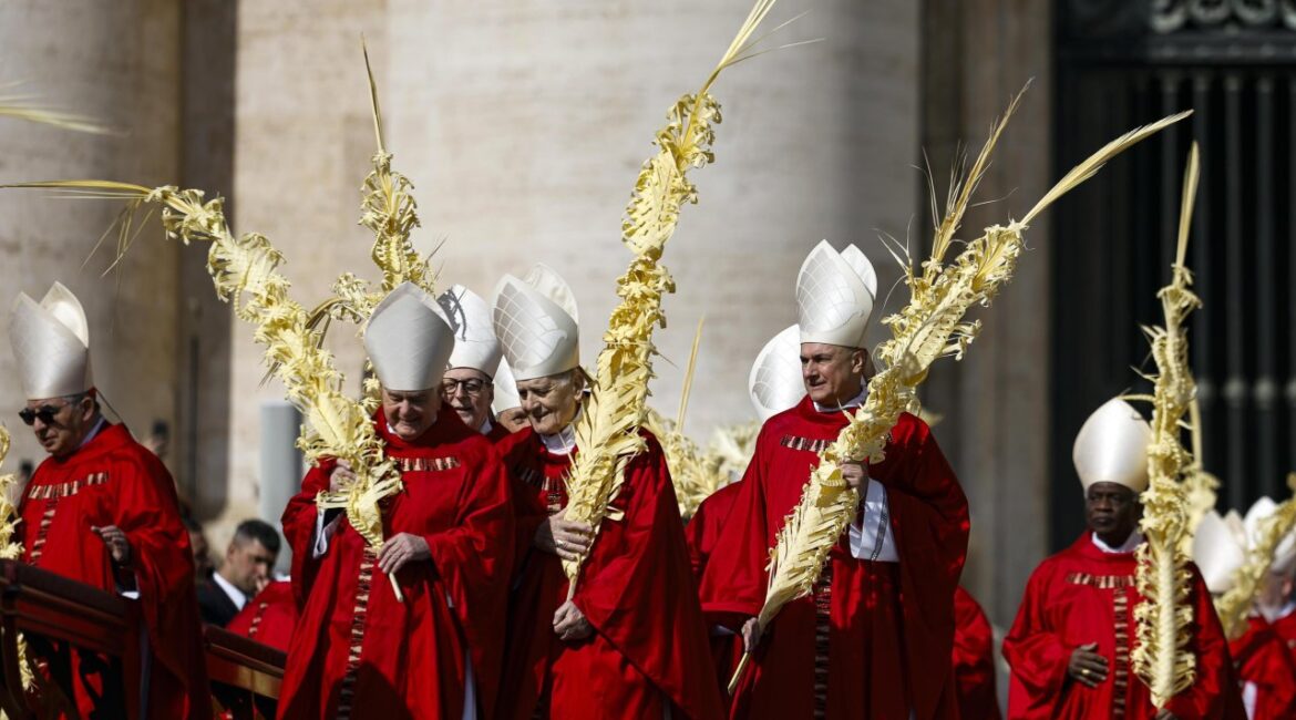 Католики празднуют Вербное воскресенье ФОТО