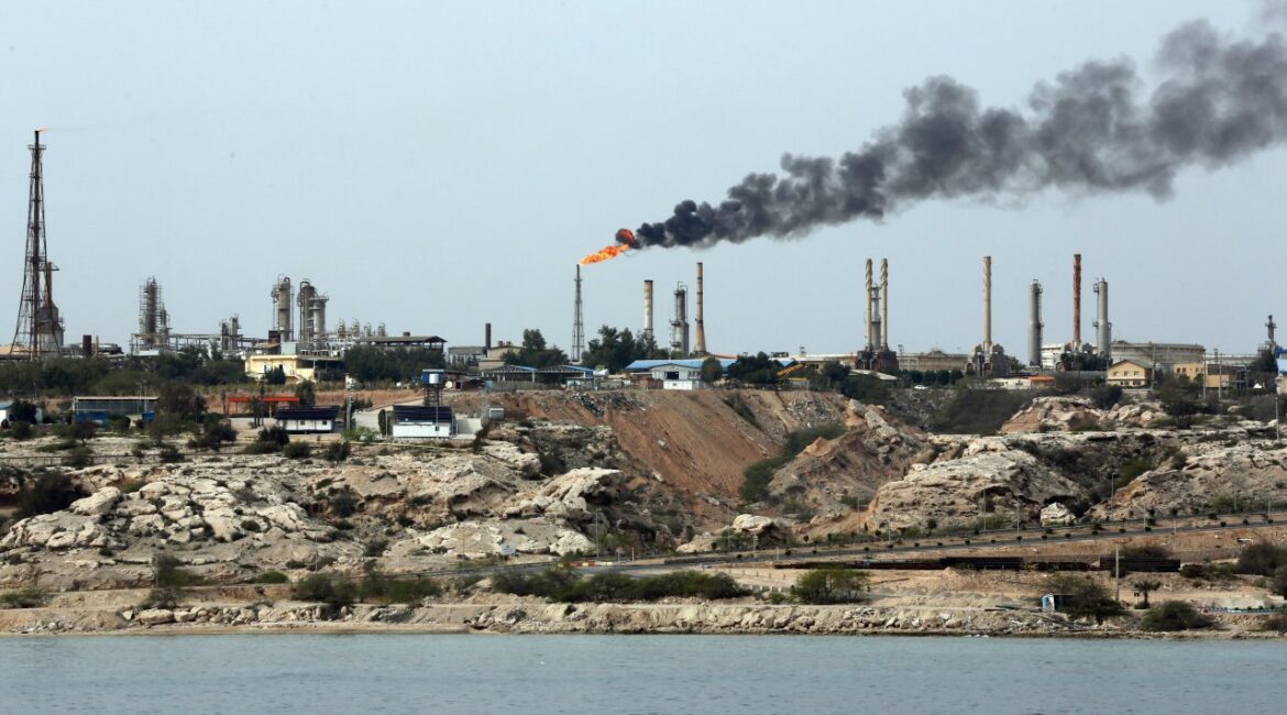 Что находится на острове Харг и почему США и Израиль не осмеливаются нанести по нему удар?