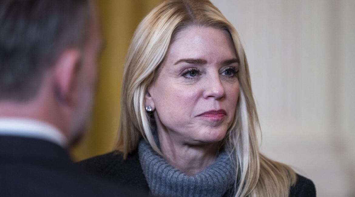 Пэм Бонди находится под усиленной охраной и скрывается на военной базе.