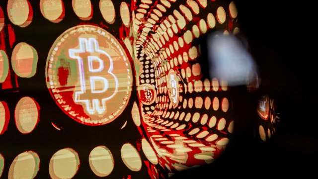 Биткойн упал ниже $64 тыс. из-за атак Ирана