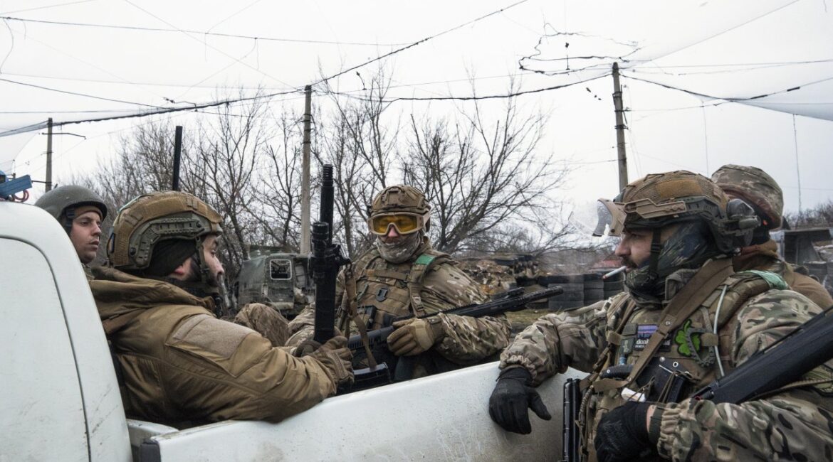 В Telegram полно видео погибших украинцев, а за ними стоят... подростки